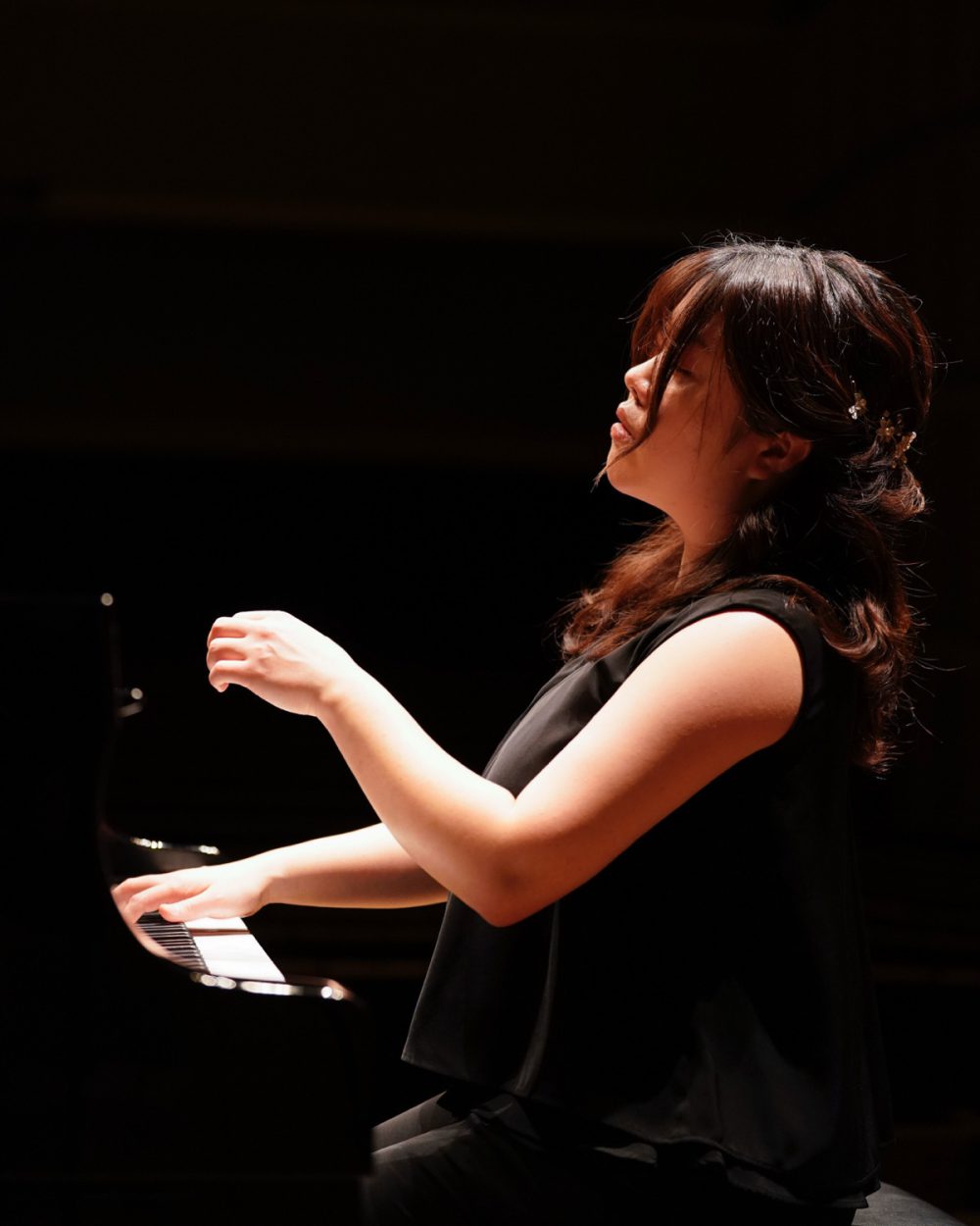 ホールで演奏する開坂望生